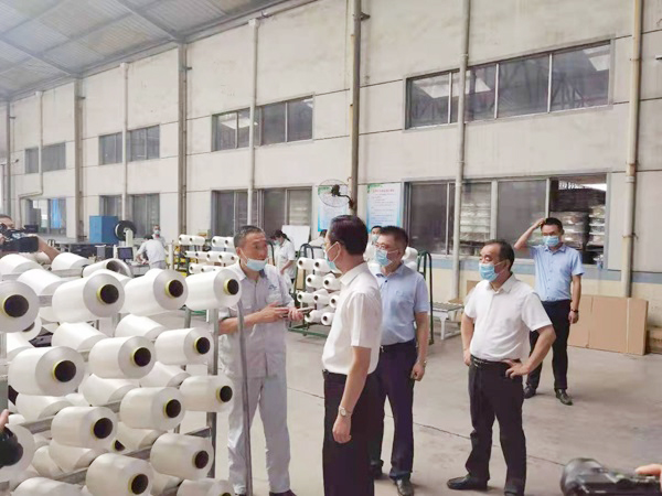 儀征市李市長(zhǎng)蒞臨儀征市仲興環(huán)?？萍加邢薰? />
                    </div>
                    <div   id=